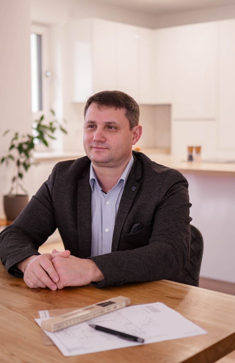 Jakob meisner,Küchenplaner aus Brakel,am besprechungstisch mit Grundriss und Zollstock