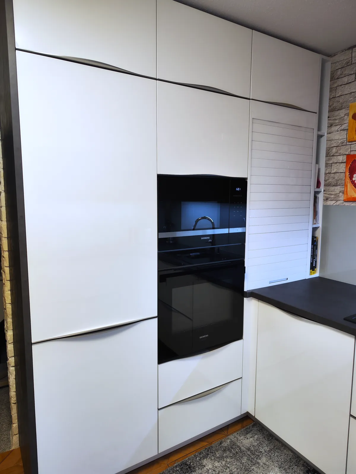 Hochschrankwand mit Siemens Backofen und Mikrowelle, Jalousieschrank in Smartglas und Wange in Beton-Optik Graphit